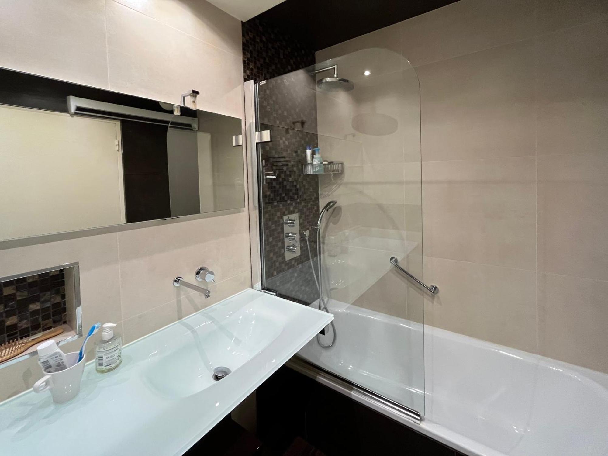 Grand Bright Appartment-4bdr-130m2 Appartamento
